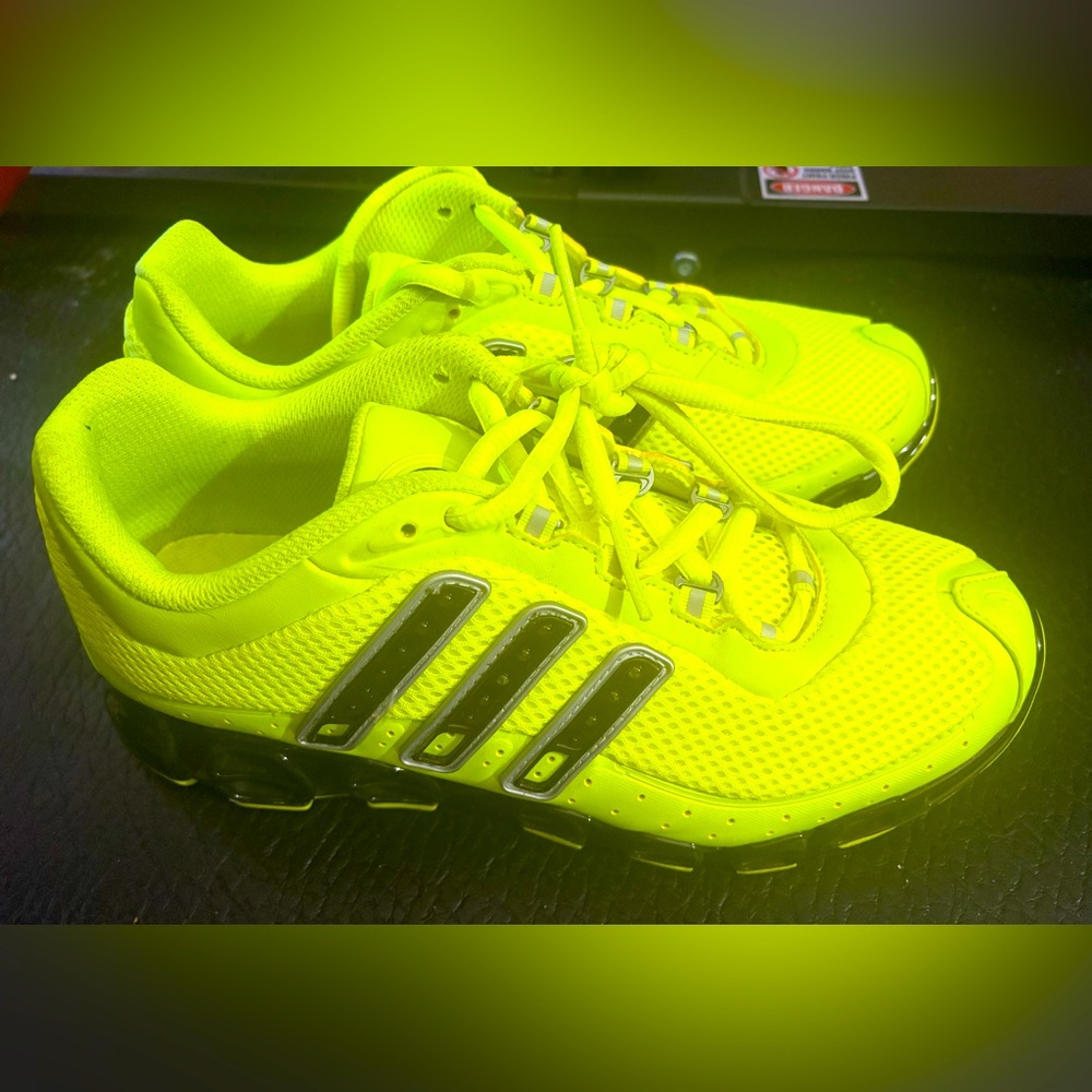 Adidas size 8. Yellow and black.  Great athletic shoe.